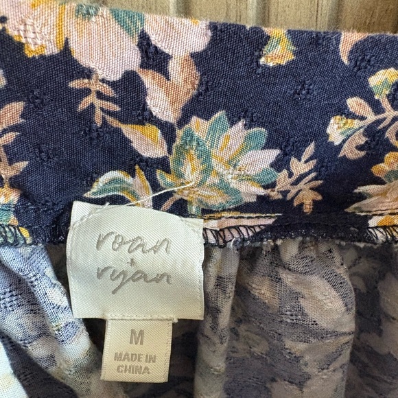 Evereve floral bubble sleeved top - Picture 2 of 3